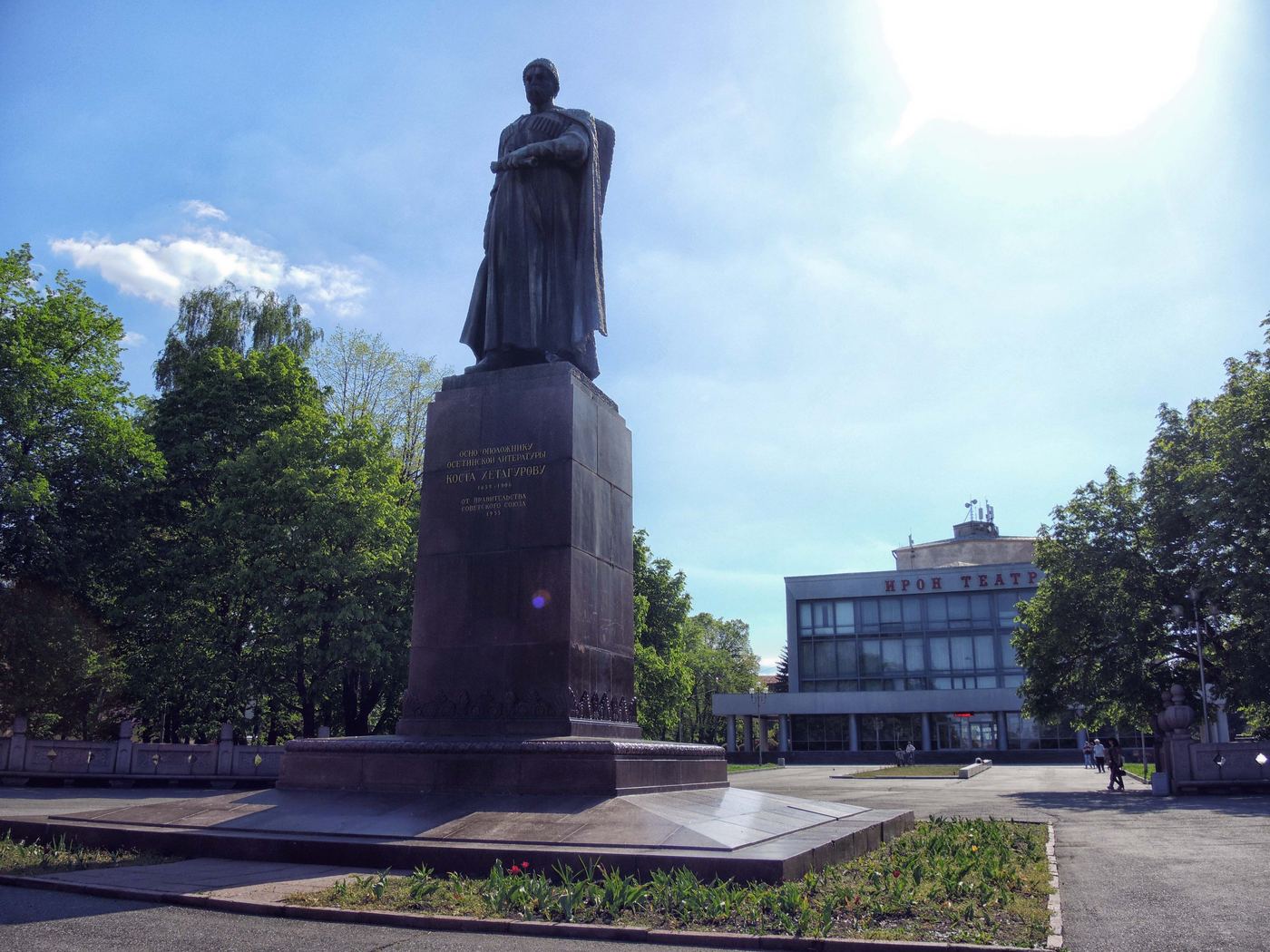 Памятник Коста Хетагурову у Осетинского театра